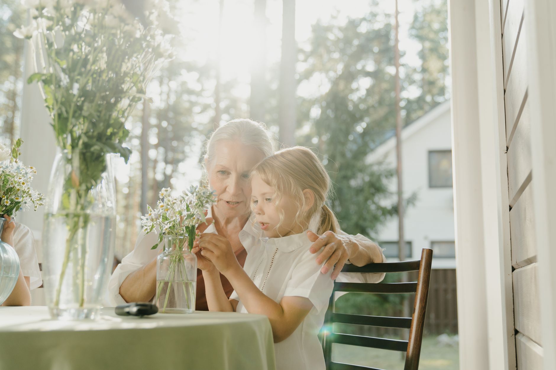 Mødebord med notesammenting og kuglepen